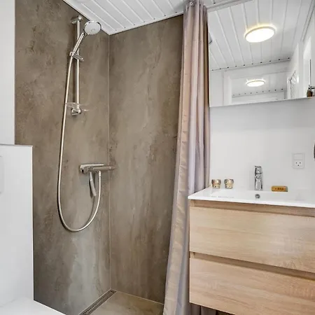 3 Bedroom Beautiful In Casa de Férias